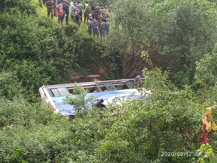 डोटीको पुर्बिचौकी गाउँपालिकामा बस दुर्घटना ३जनाको मृत्यु ३२जना घाइते(भिडियो सहित)