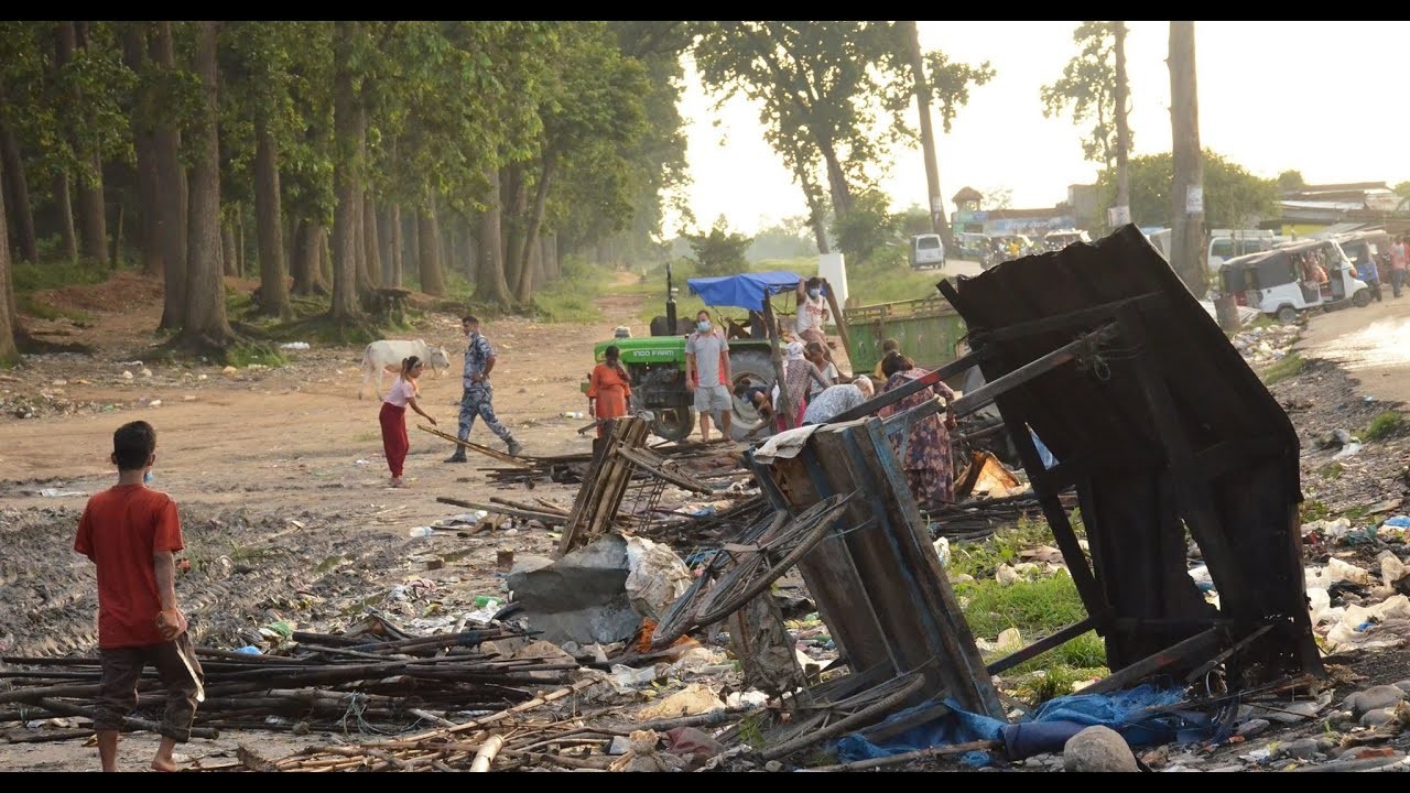 गरिबको पेटमा लातः जानकारी विना डोके बजारका ठेला–छाप्रा भत्काइयो