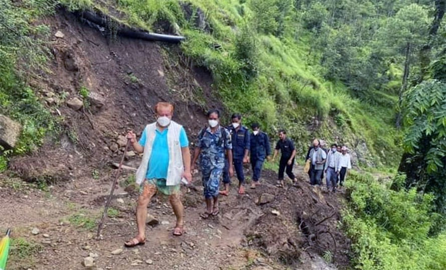 सुदूरपश्चिमका अर्थमन्त्री लौरो टेकेर बाढी प्रभावित क्षेत्र पुगे