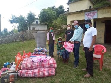 घर भत्किदा चार सदस्य गुमाएको परिवारलाइ सम विकास केन्द्रको सहयोग हस्तान्तरण