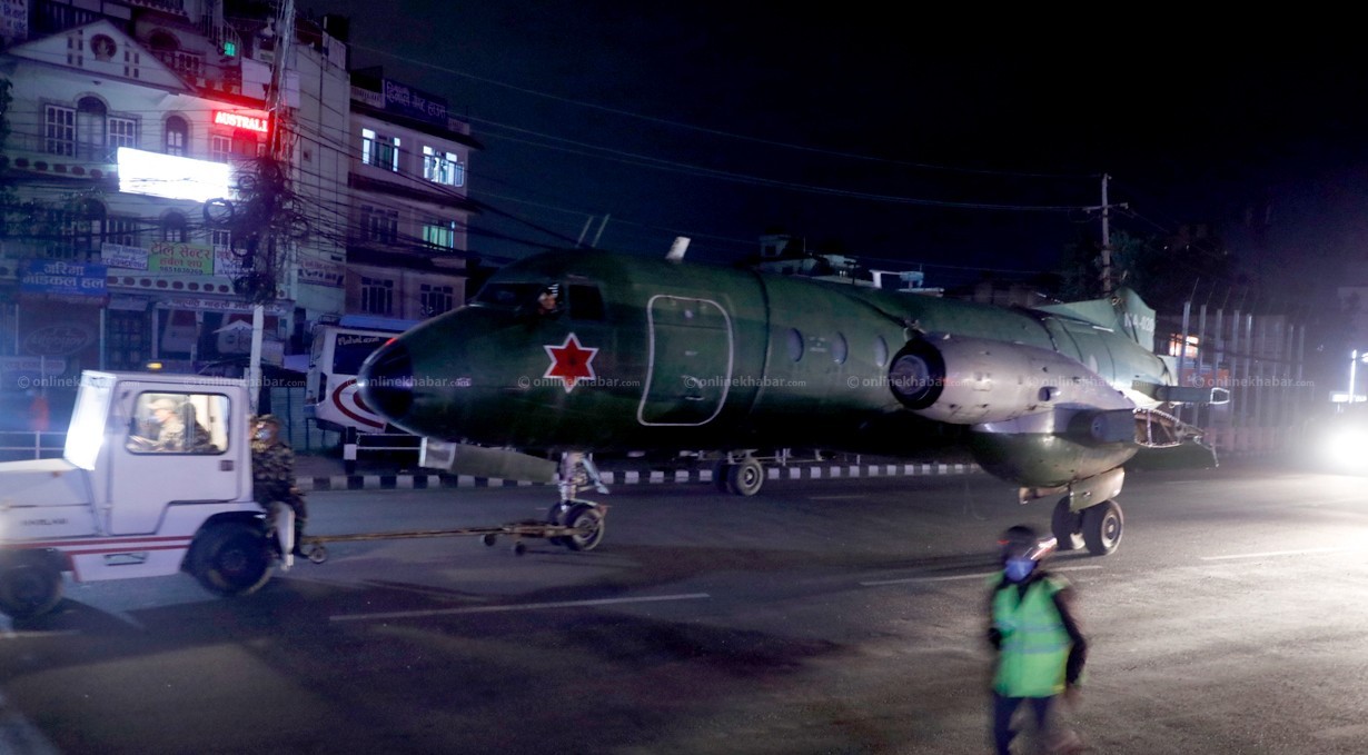 काठमाडौंको सडकमा एभ्रो विमान