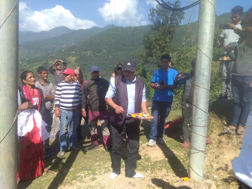 डोटीको पुर्विचौकी गाँउपालिका बडा नं ५ पहिलो पटक विजुलि पुगे पछि स्थानियहरु खुसी