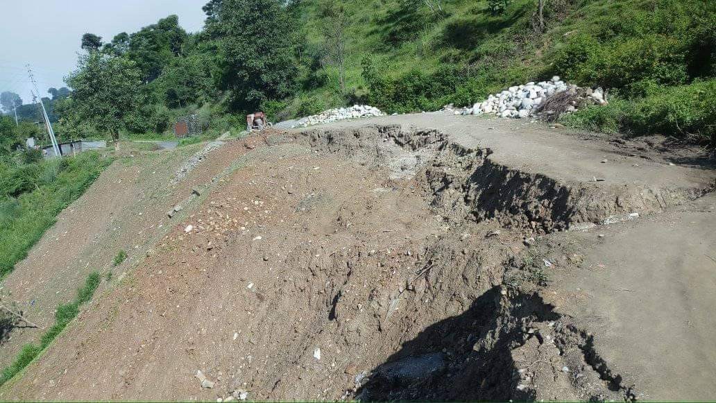 रातोली, लडागडा हुँदै नारिदाङ जोड्ने सडक अबरुद्ध, सदरमुकाम आवत जावत गर्न स्थानियलाई  सास्ती