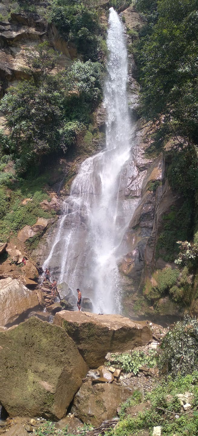 कलेना भाेगरे खाेला ईन्द्रेणी झरनामा पर्यटककाे संख्यामा बृद्वी